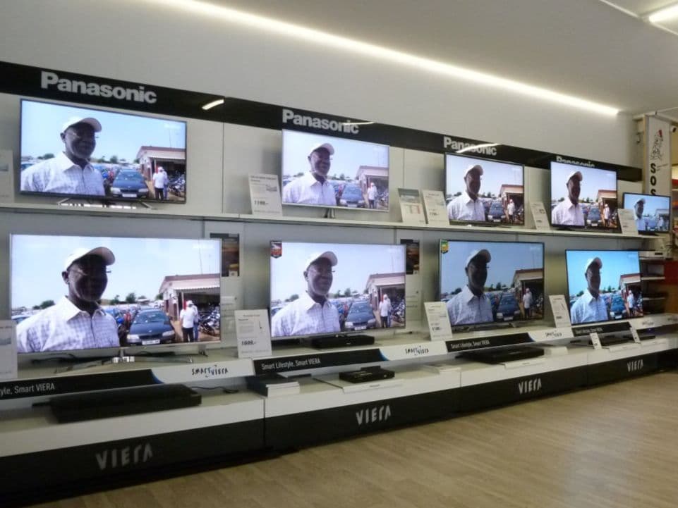 Showroom SOS-Télé : téléviseurs exposés et allumés en magasin